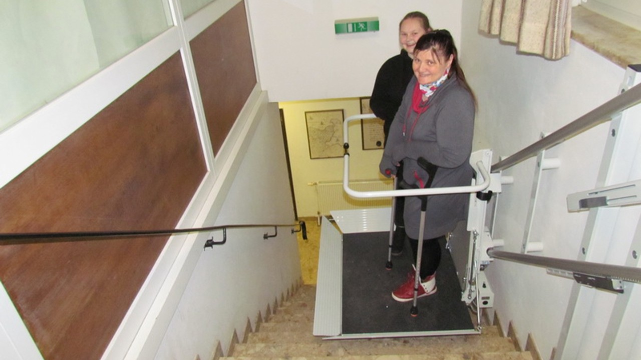 Probefahrt des Personen-/Rollstuhllifts mit Natalie Sevke und der NDSB Beauftragte für Sport mit Handicap Barbara Kathe