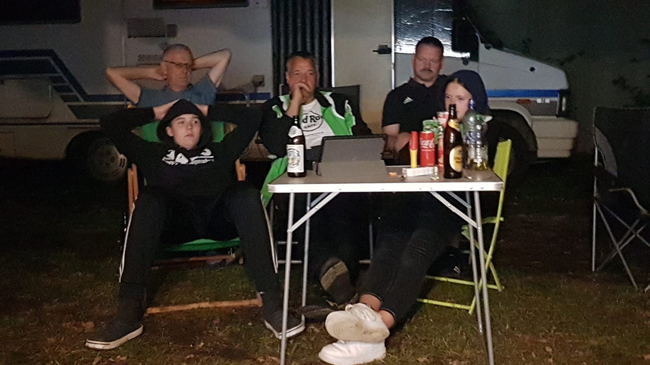 Fußball schauen und den HSV anfeuern