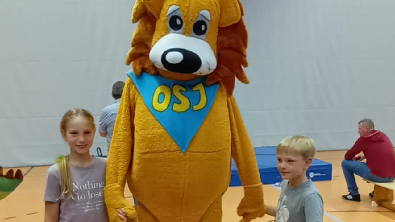 Jonna und Joris Biel beim Maskottchen