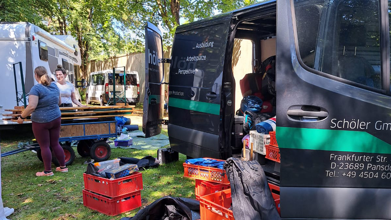 Aufbau des Zeltlagers in München-Garchingen auf der Olympia Schießanlage unterstützt durch einen Sprinter von der Firma Schöler GmbH