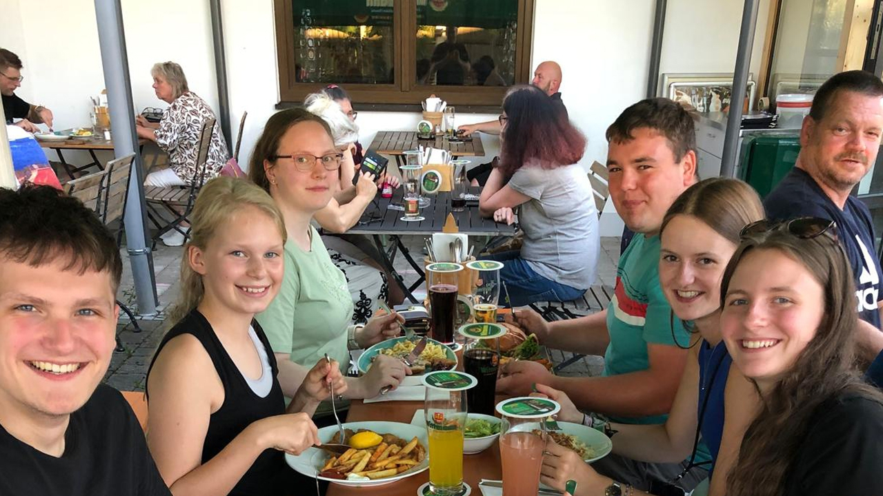 Gemeinsames Essen im Biergarten