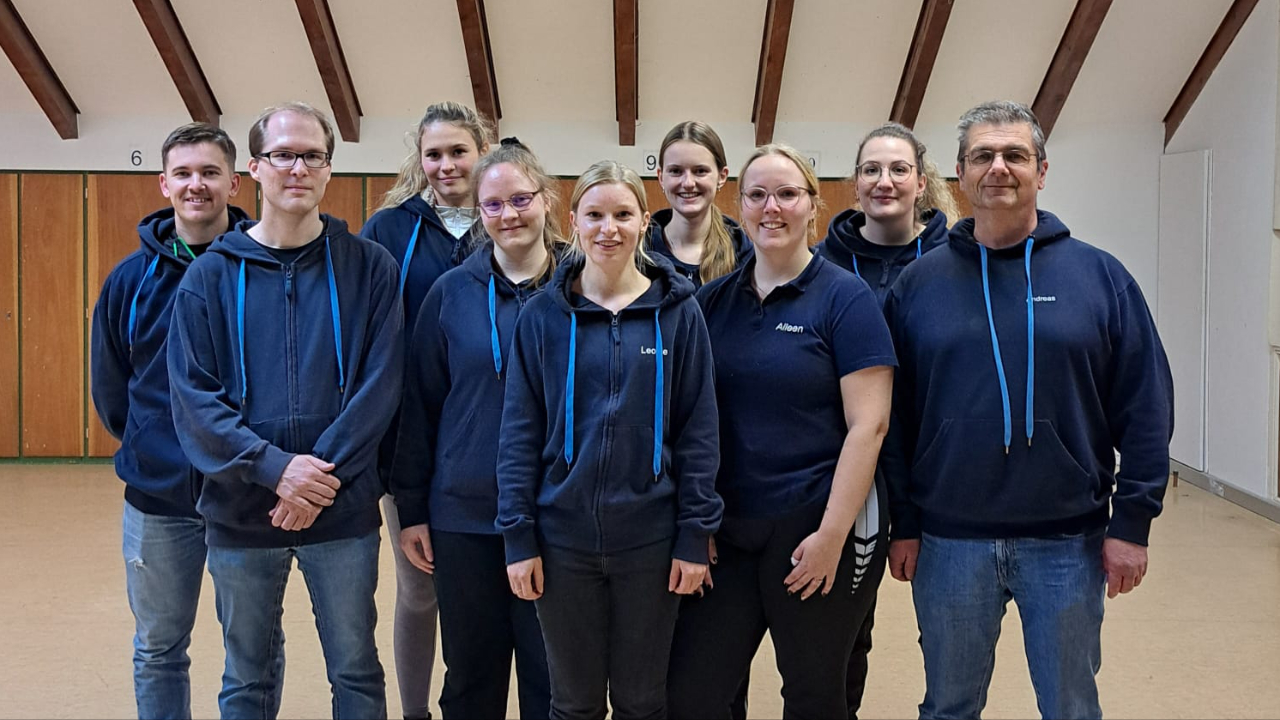 v. l.: Jack Rossiter, Florian Jeger, Celina Dahm, Tanja Zupke, Leonie Werner, Hannah Ehlers, Aileen Jedtberg, Lina Meier und Andreas Berthold