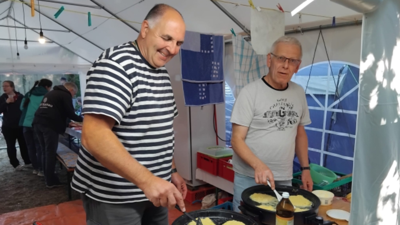 Torsten und Rüdiger machen Kartoffelpuffer