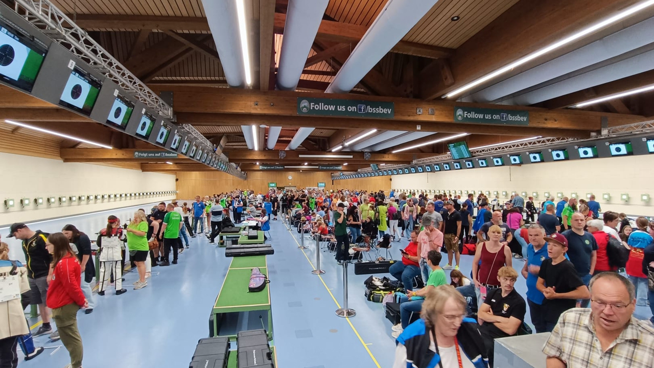 Luftgewehrhalle vor dem Start der Schüler