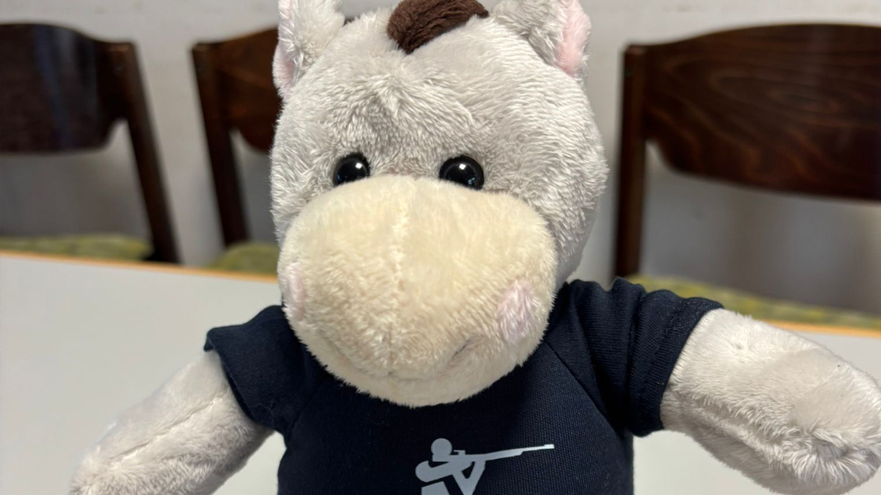 Das Maskottchen beobachtete zwei spannende Wettkämpfe