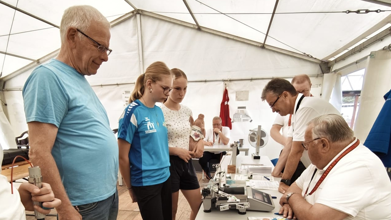 Rüdiger Witt mit den Jugendlichen bei der Waffenkontrolle